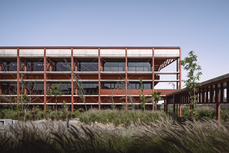 墨西哥 CBG 园区 | 钢筋混凝土与绿色花园的工业风范-3