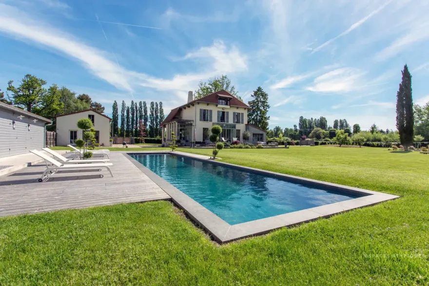 巴黎西部绿意盎然别墅设计-16