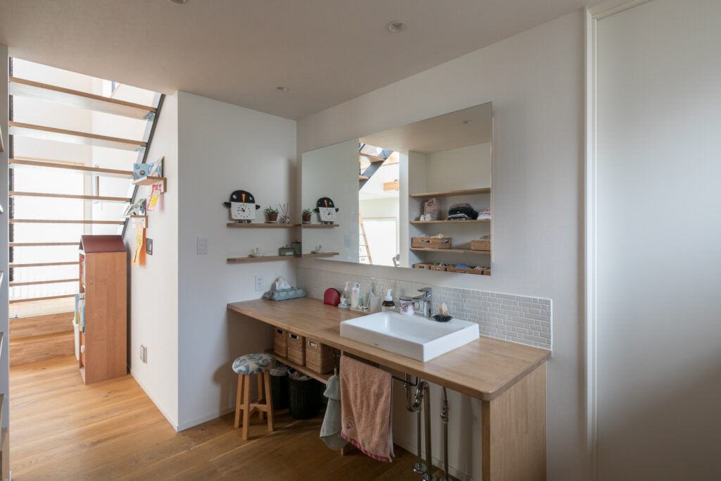 プライバシーと開放感を両立 二重の凸型形状がもたらす起伏ある大空間 | Style of Life | 100%LiFE-12