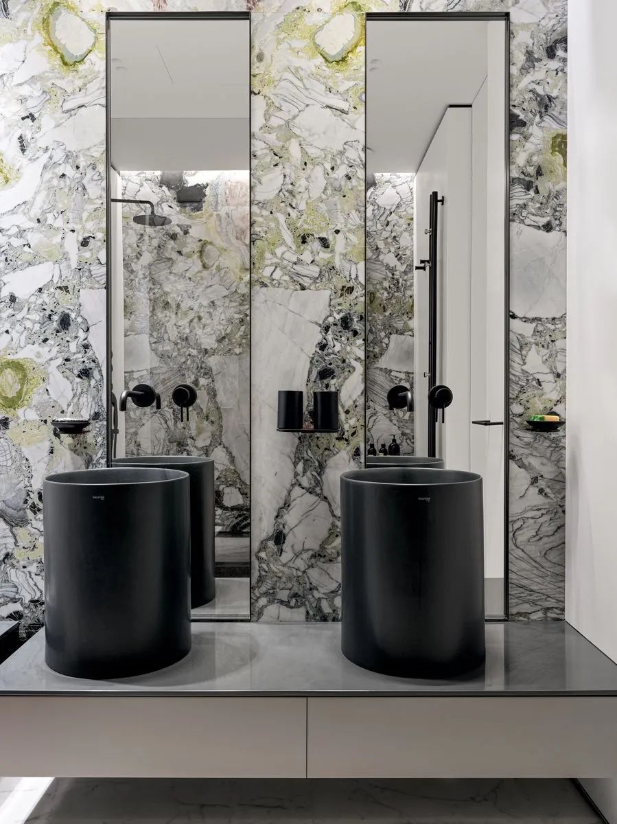 黑奢极简三口之家精致公寓丨Studio Artimitro Interiors-34