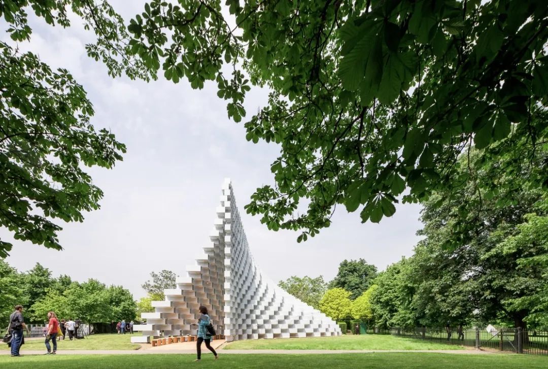 伦敦蛇形展馆"解构"之墙-4