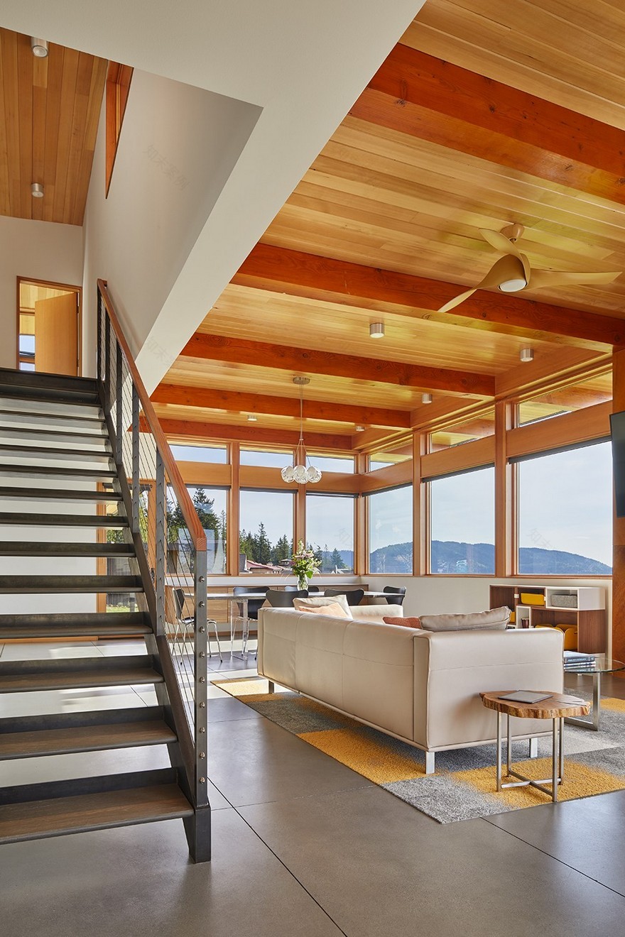 Issaquah Highlands House Offering Panoramic Views of Lake Washington-12