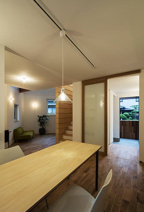 嗨，H 号房屋

说明：由于House HI含义不太清晰，HI可能是房屋编号之类的，如果HI有特殊含义请提供更多背景信息这里按照常规推测HI可能代表编号并给出一种翻译 丨日本大阪丨大阪【HAMADA DESIGN】-39