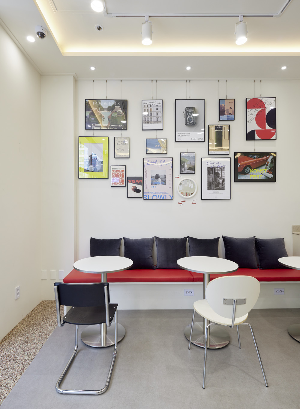 白色梦幻咖啡厅 | 31 平米的极简艺术空间-17