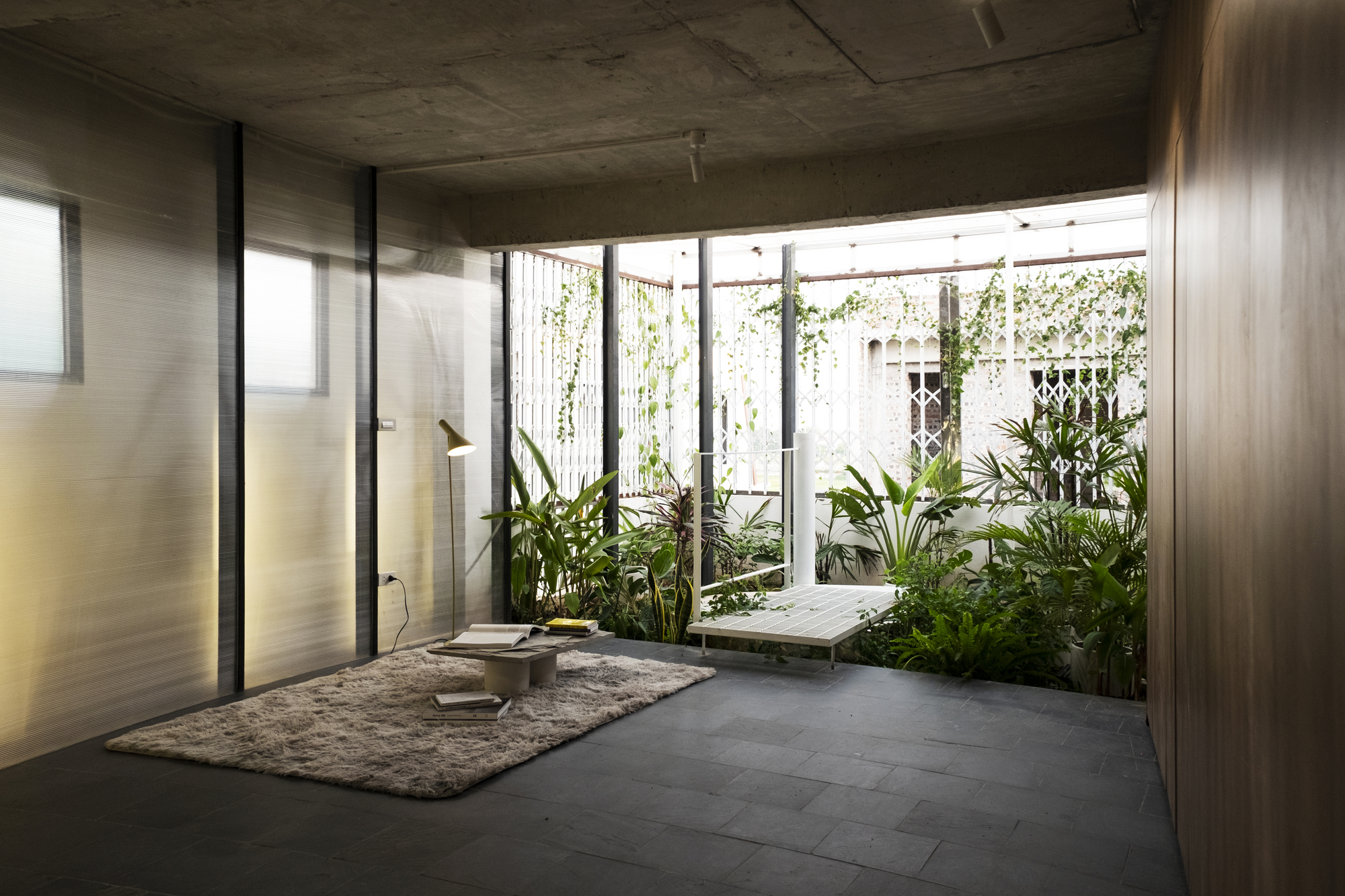 Inside Uniform House / NNA+-15