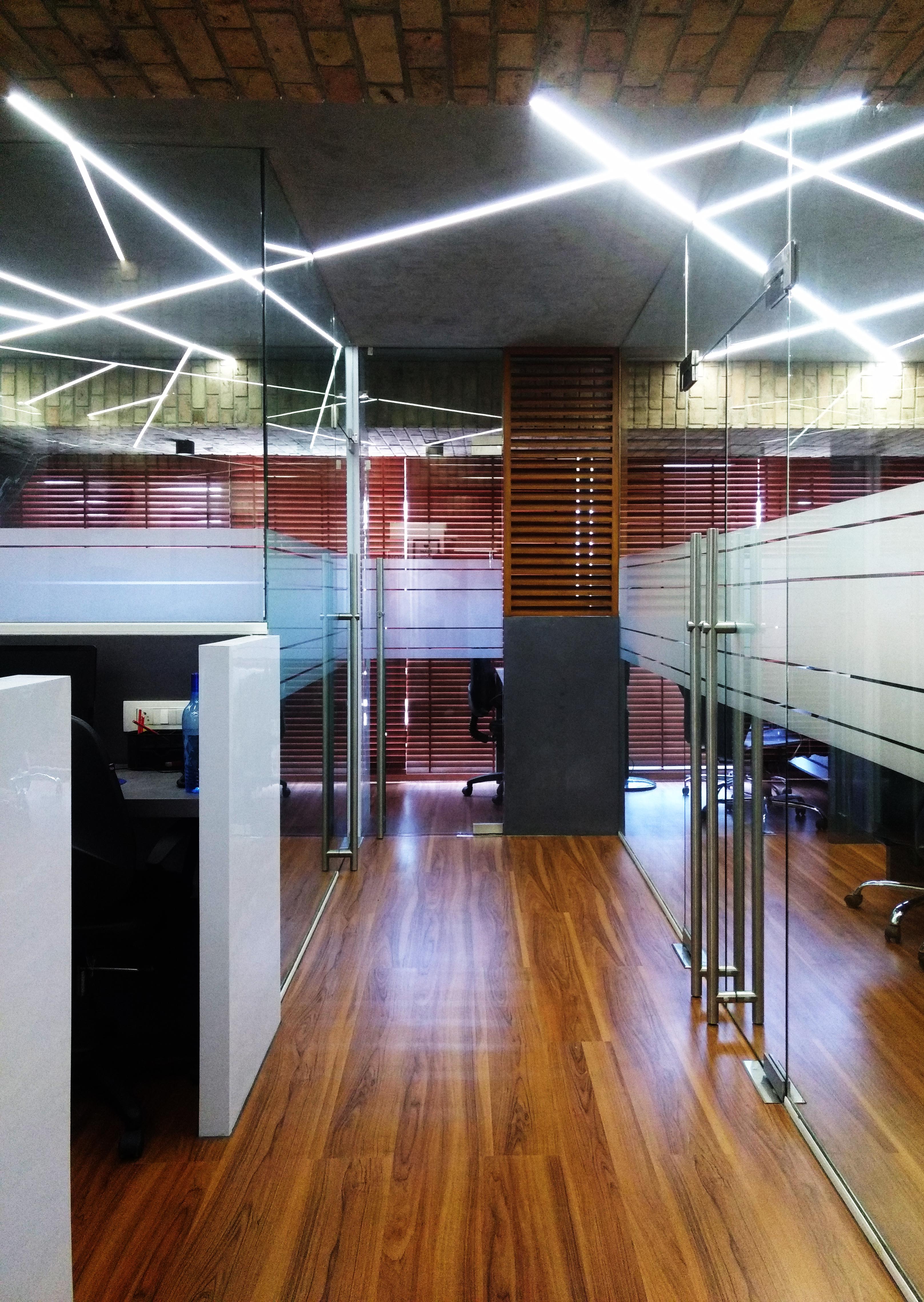 建筑工厂协作公司的现代办公室设计-13