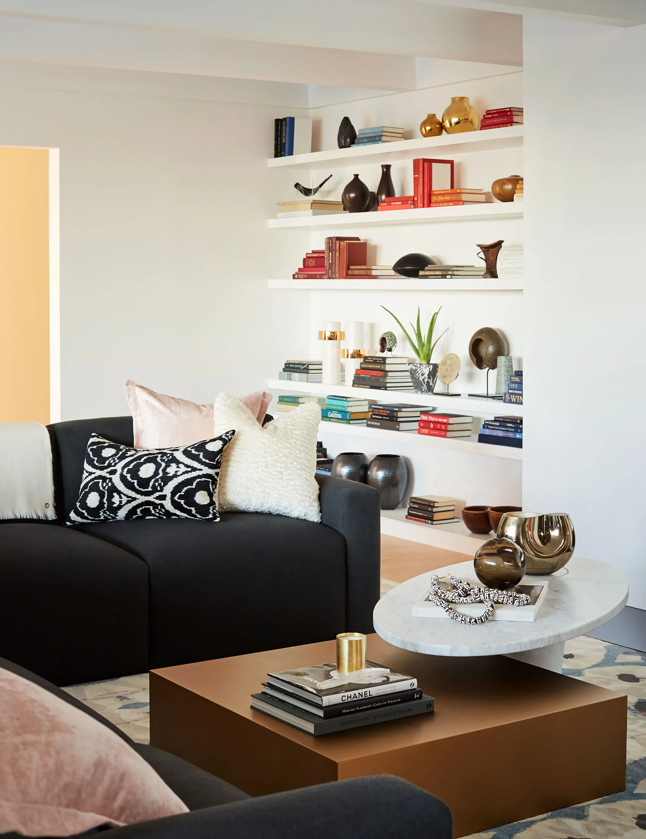 中世纪 吕·厄·HSH室内设计公司
注:Lu·e可能是特定人名或品牌名,由于缺乏更多背景信息,只能按音译处理 丨美国丨HSH Interiors AOR-3