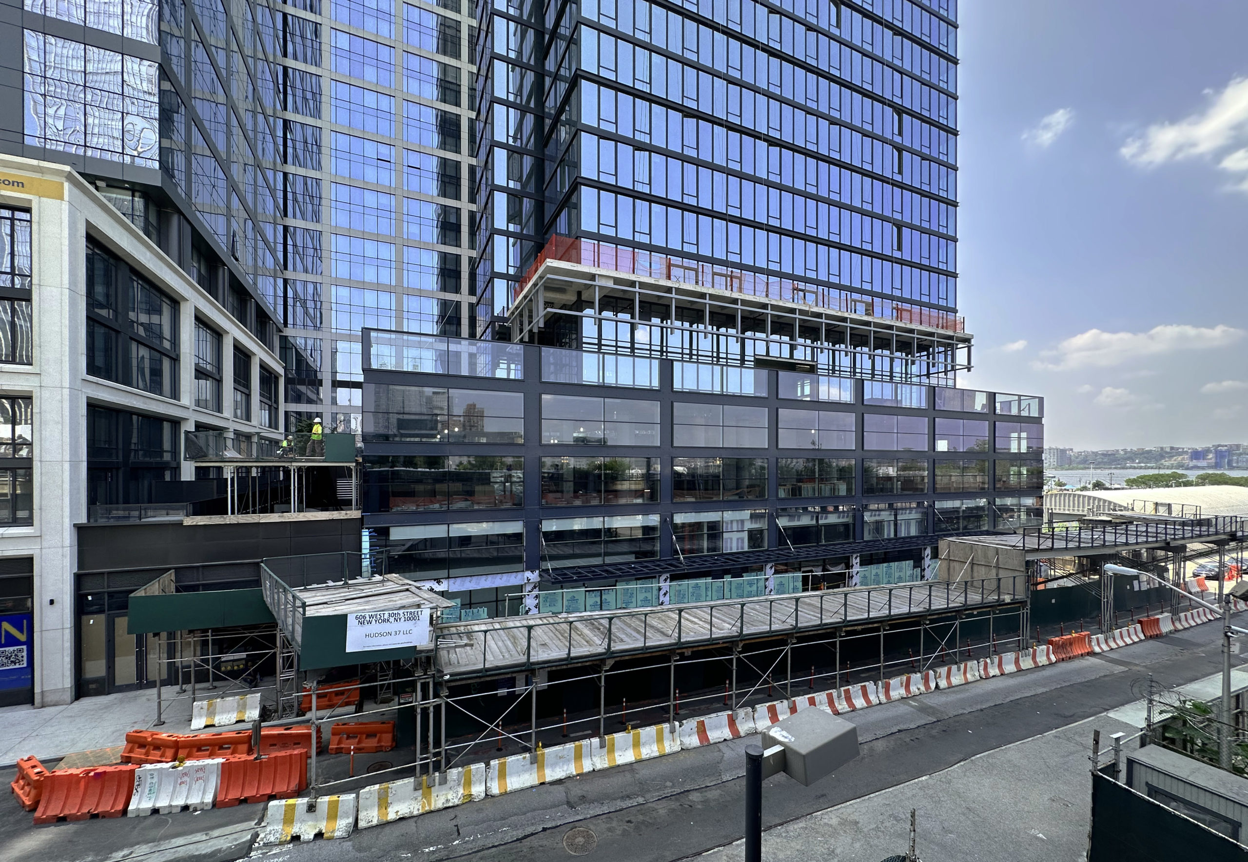 606 West 30th Street's Glass Façade Nears Completion in West Chelsea, Manhattan - New York YIMBY-14