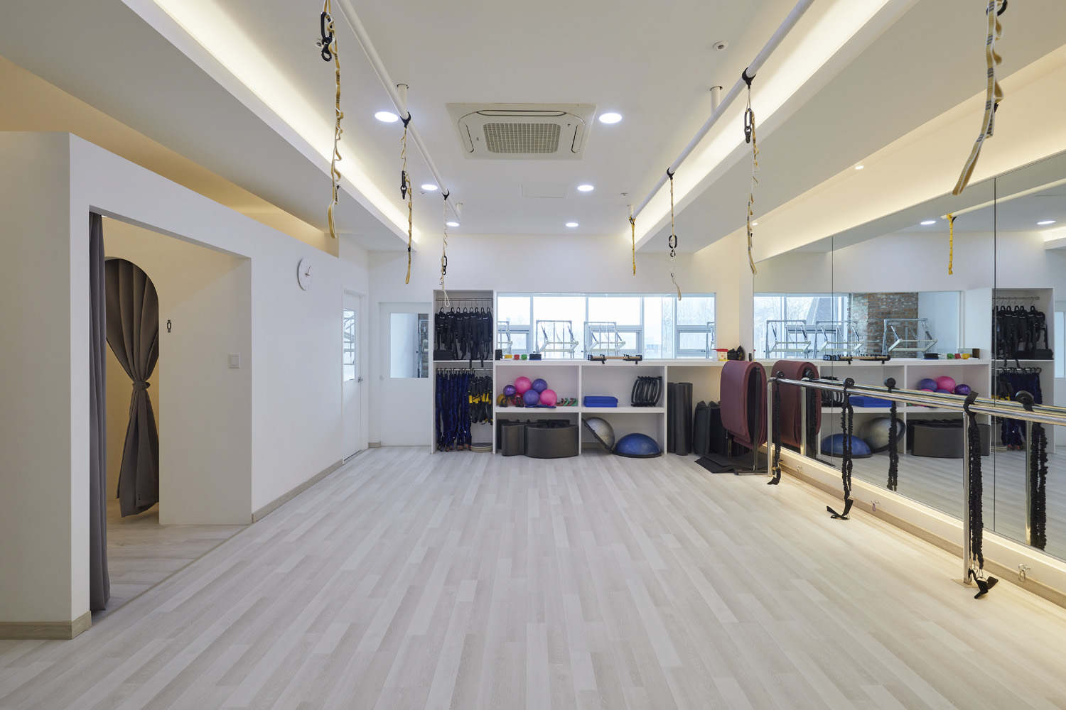 现代简约风格的 20 平米塑料中心室内设计-8