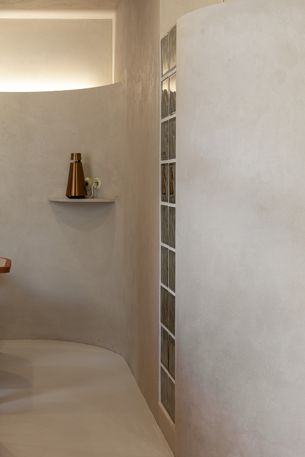 红石咖啡厅 | 卡雅尼的 30 平米极简咖啡天堂-22