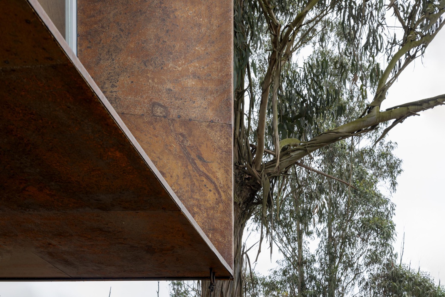 "倾斜立方体 | 2022 年 Quito 的 Oblique Extension House"-25