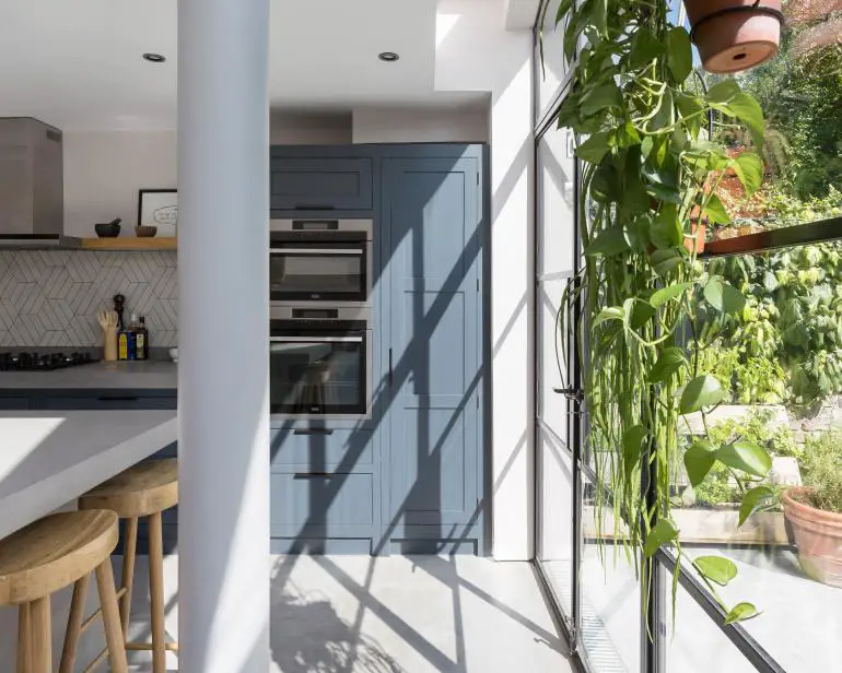 阳光厨房 | 英国老宅的现代玻璃扩展-6