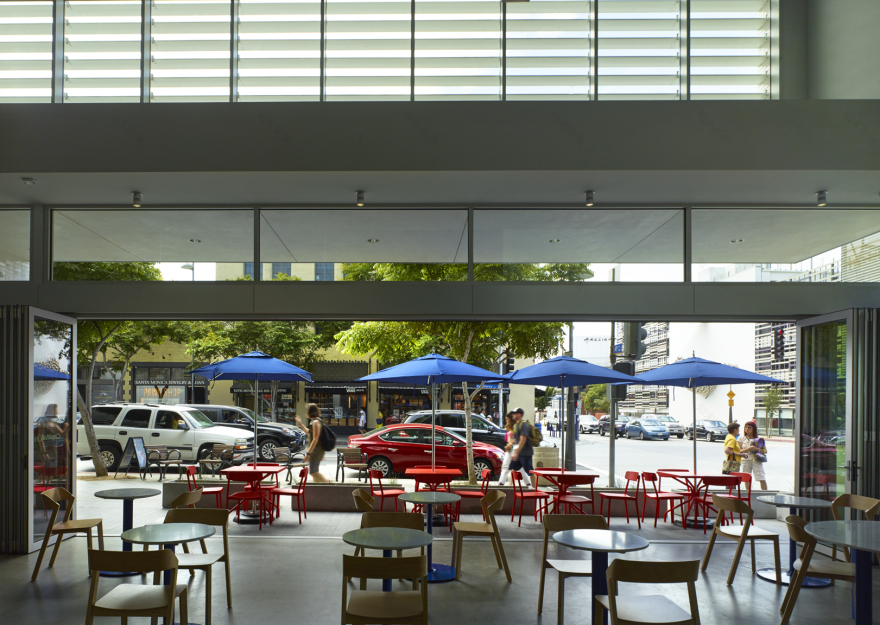 第一资本银行和咖啡馆-18