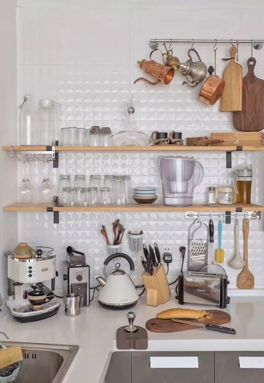 买不起房，小夫妻把牛棚改造成家，竟成300㎡大别墅还有150㎡花园菜地......-137