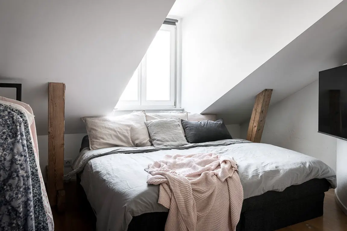 钢质楼梯与黑白墙纸 | 30m²复式公寓的时尚设计-14