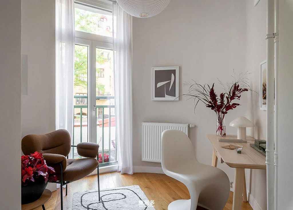 明亮斯堪的纳维亚公寓中的画廊式墙面点亮家居艺术-24