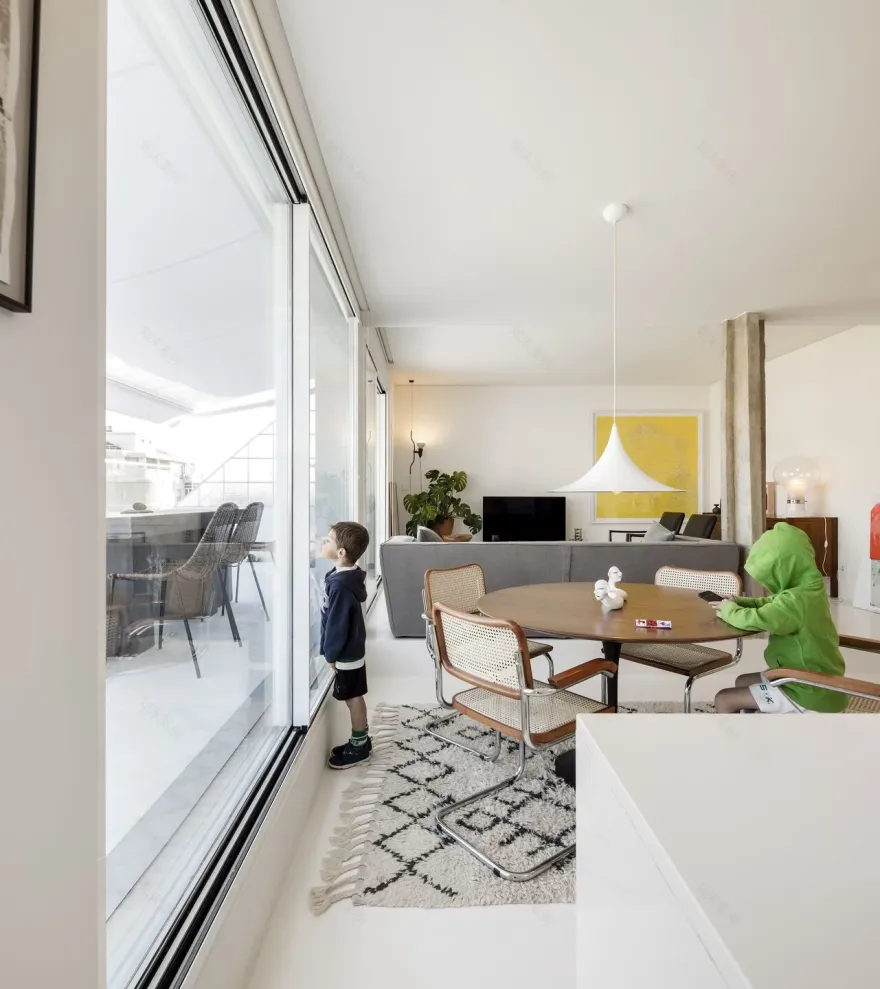 里斯本顶层公寓,白色简约风营造明亮空间-25