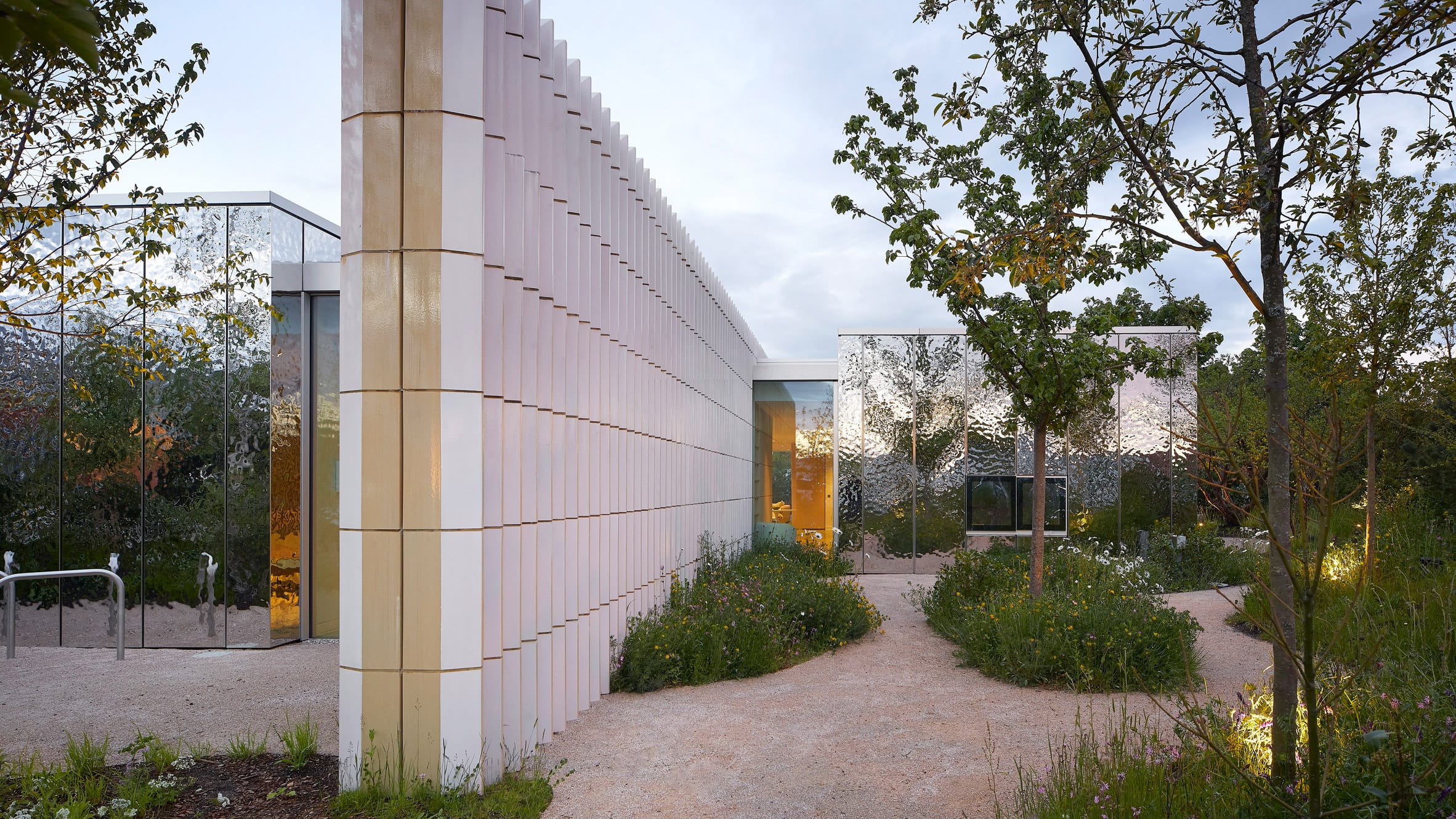 绿意盎然的 Maggie's Southampton 中心,花园与室内空间交融-0