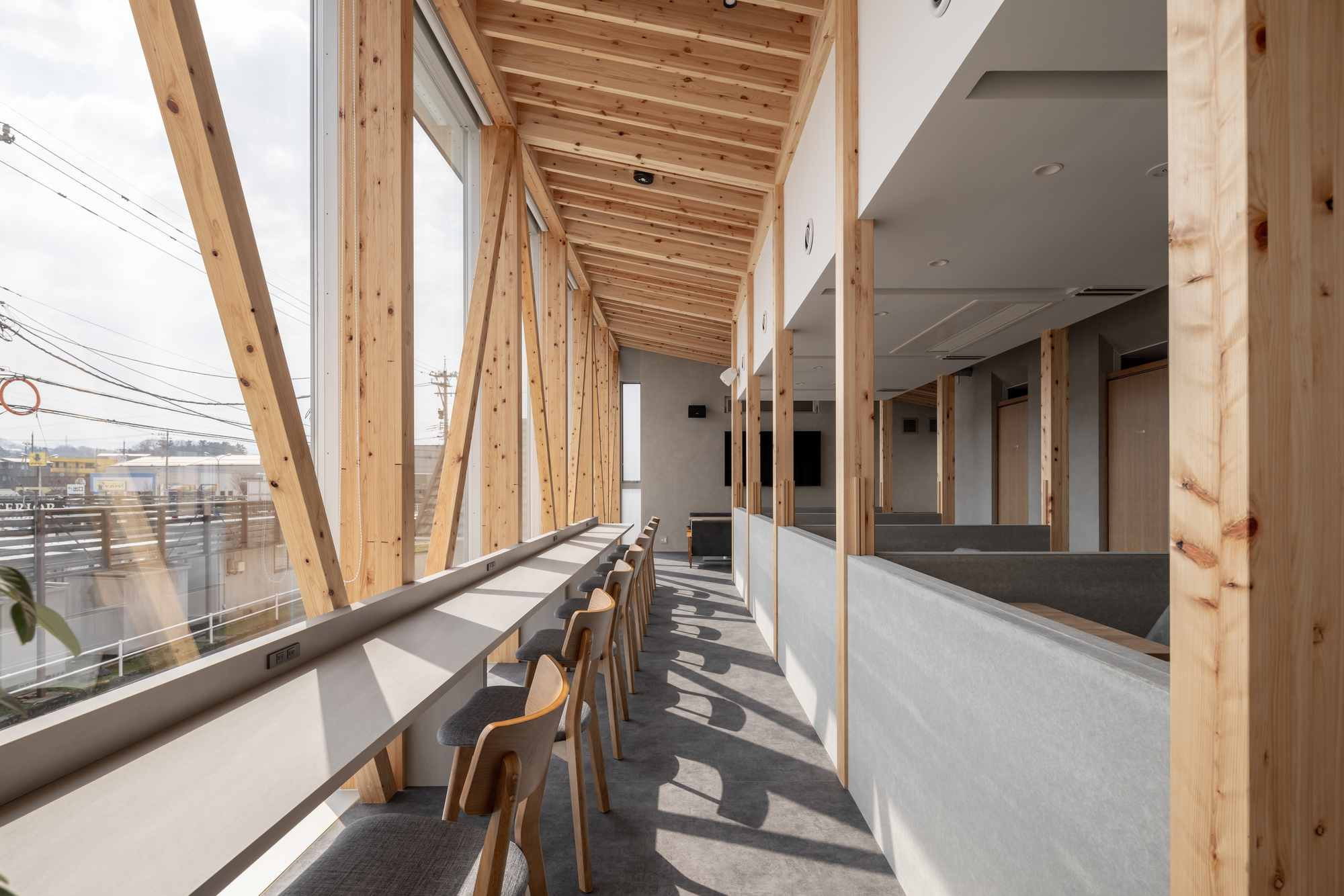 Café with a Large Tree in the Middle of Town  / Kazuto Nishi Architects + toitdesign-28