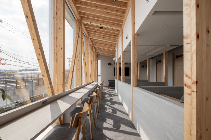 Café with a Large Tree in the Middle of Town / Kazuto Nishi Architects + toitdesign-28