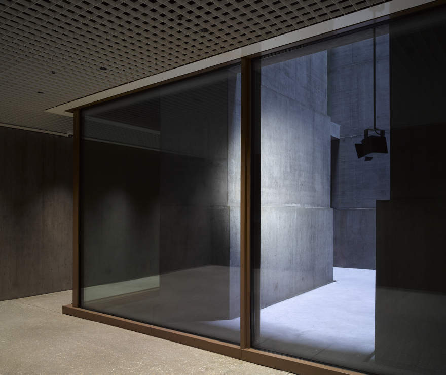 混凝土石板下的内向空间 | Valerio Olgiati 的巴洛伊保险办公大楼-11