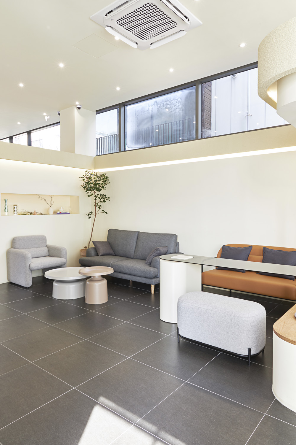 明亮的现代咖啡厅，32 平米打造舒适氛围-16