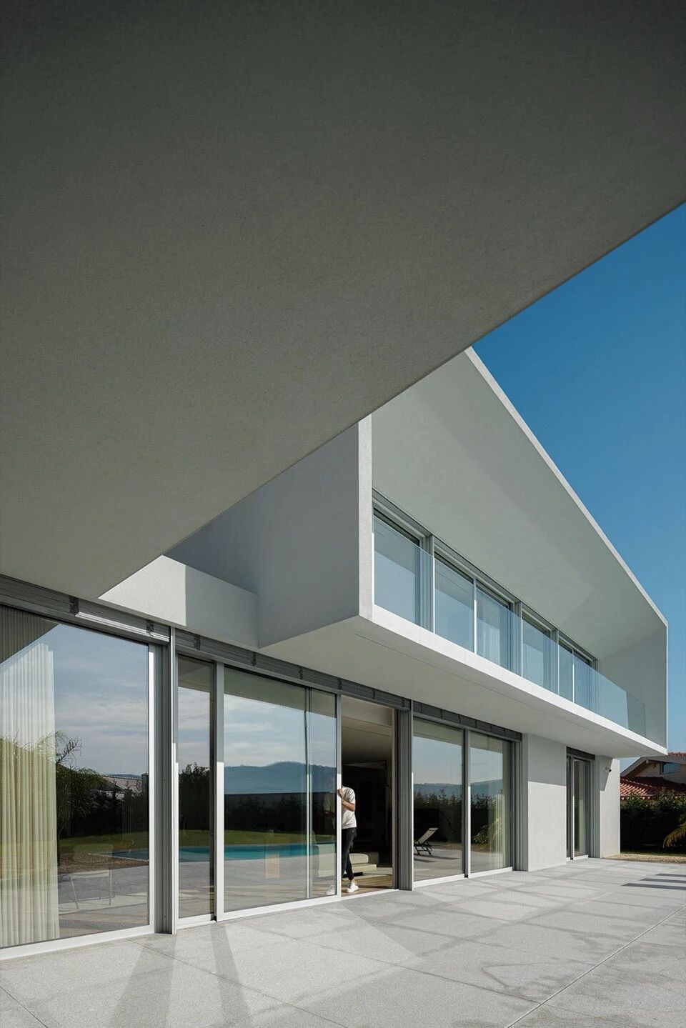 以自然采光与户外空间为核心   极简白色住宅  Arquitetura501-31