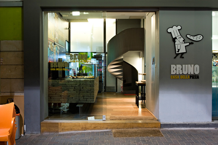 Интерьер пиццерии Bruno Casa Della Pizza с графикой на стене-19