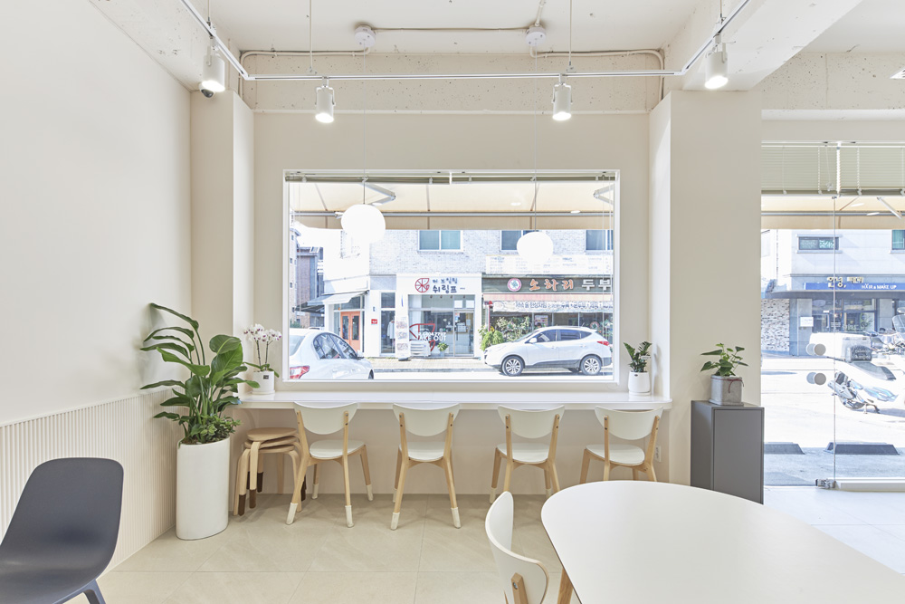 明亮氛围的 22 平米白色与木色调餐厅-8