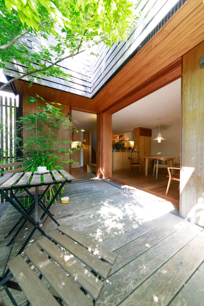 中庭はもうひとつの部屋日々の小さな変化を愉しむ自然の恵みで豊かな生活 | Outdoor | 100%LiFE-2