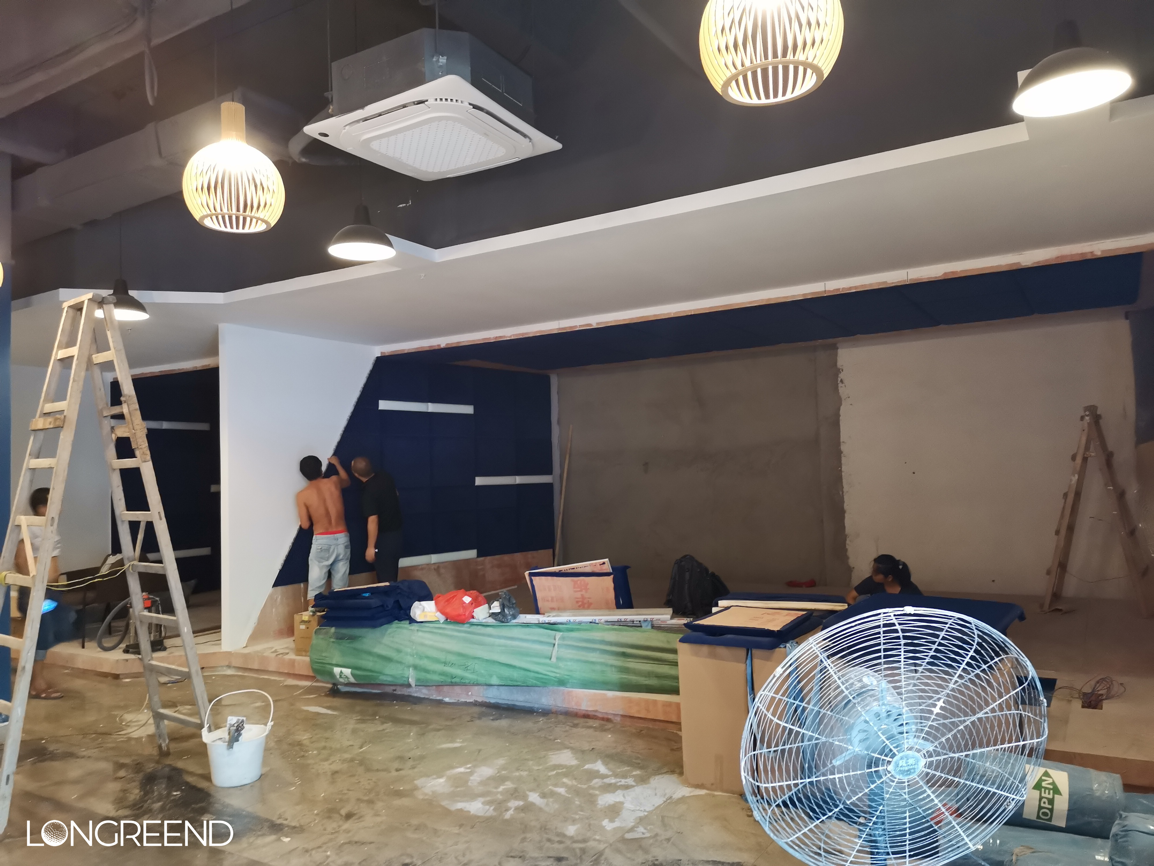 Tea room dining bar + indoor golf = perfect combination-12