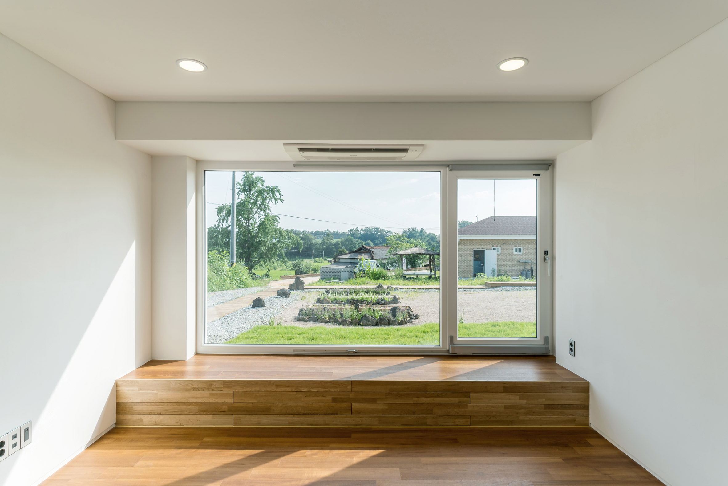 STPMJ layers concrete mixes to form striped walls at Stratum House-19