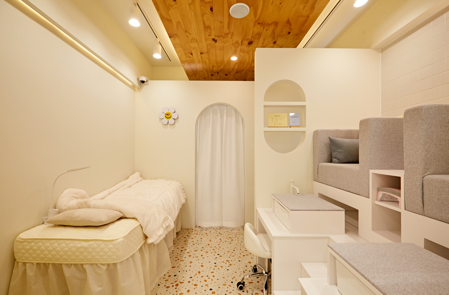 13 平白色与木质小空间的巧妙设计-9