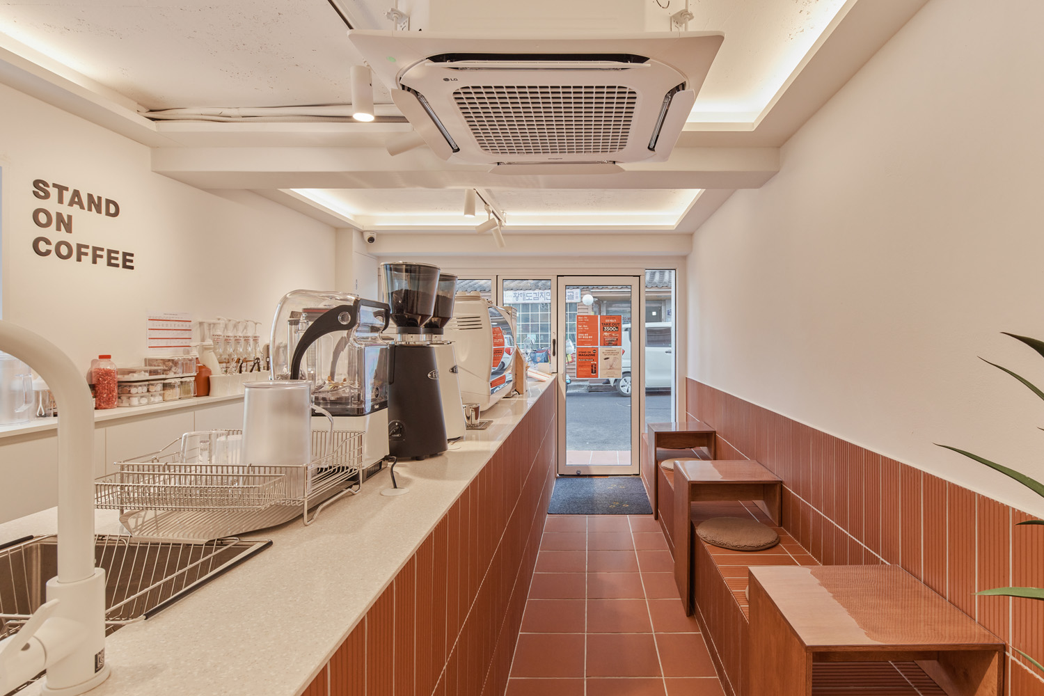 白色与木质，打造极简咖啡厅之美-5