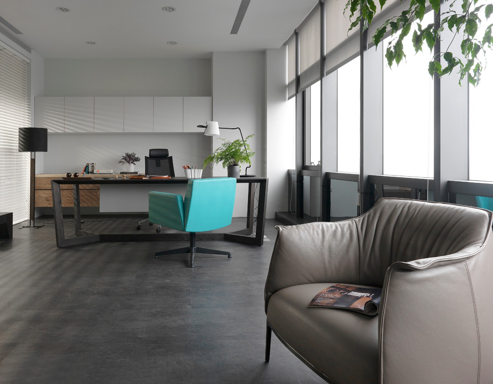 60 坪现代风办公室的绿意与工业时尚-12