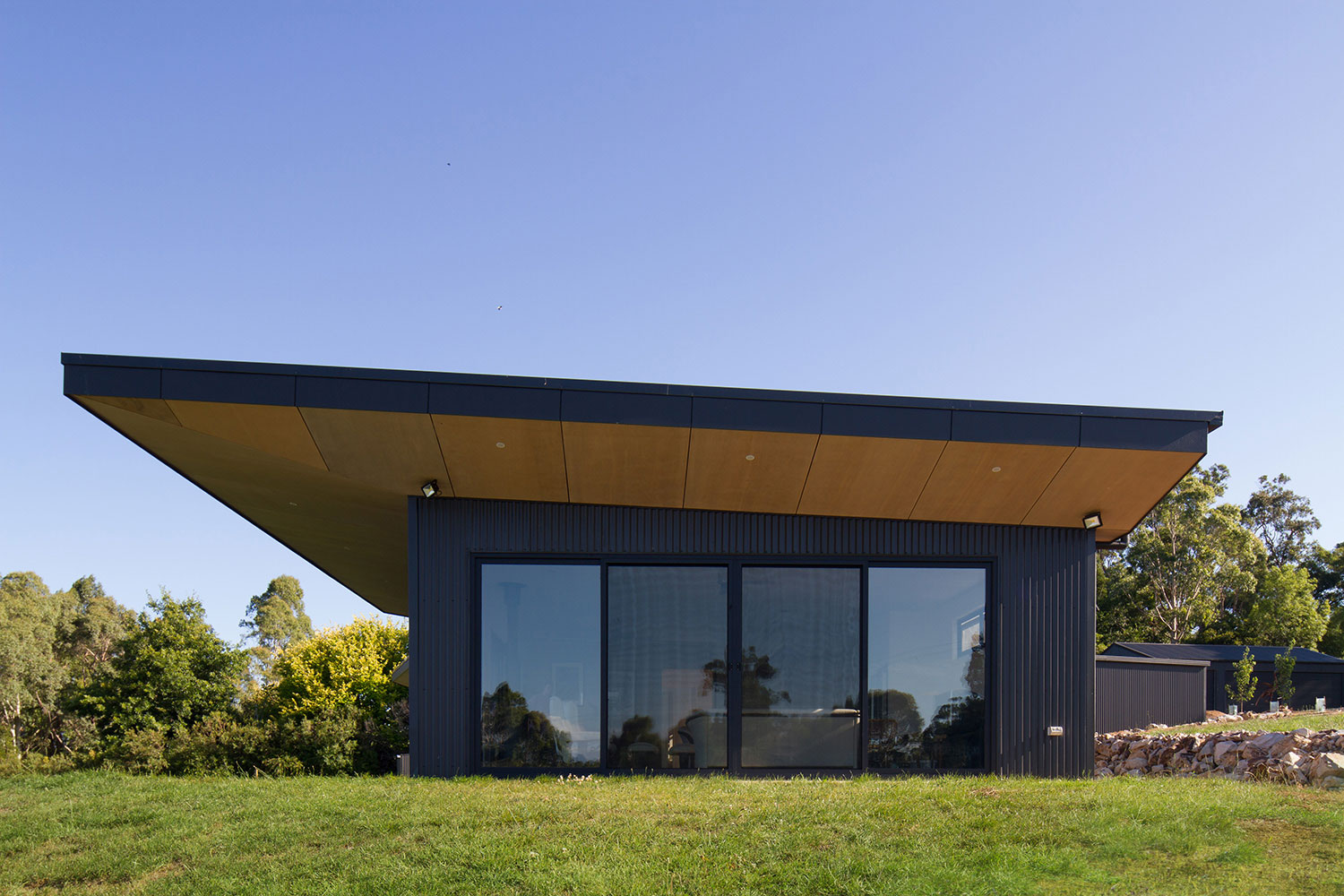 Finnis Architects设计的水边小住宅-4