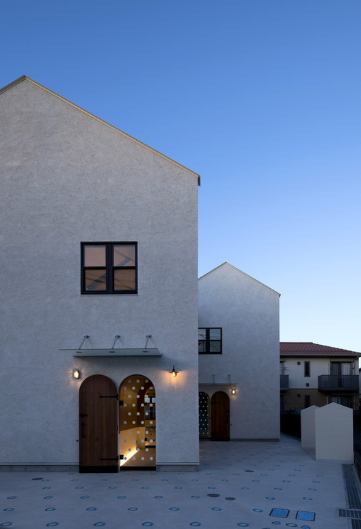 邻里之窗 | 有机设计建筑的两层商业大楼-23