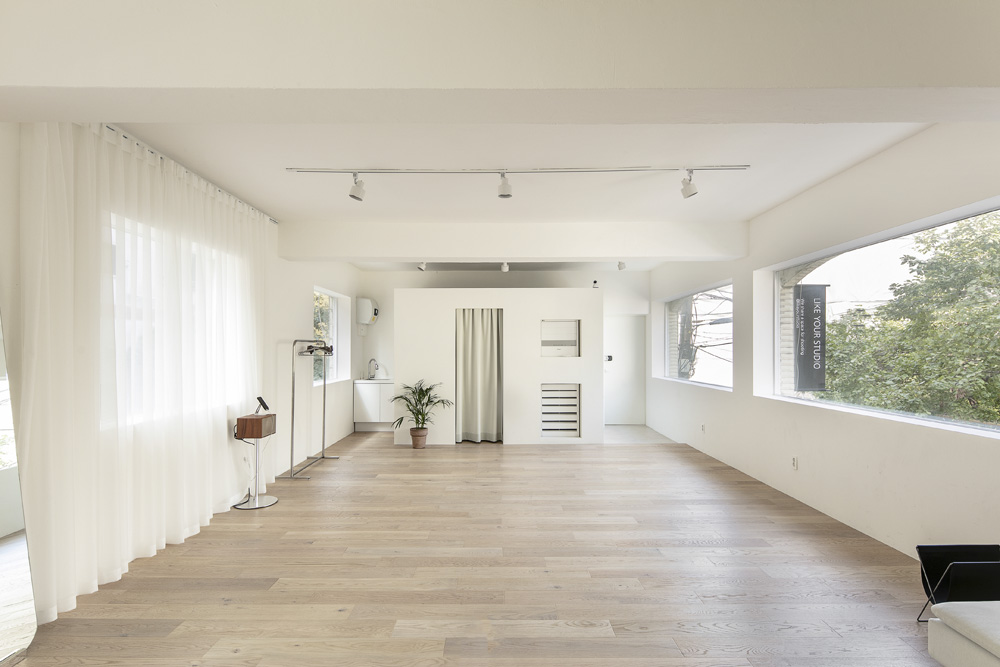 "白色与木色的高级 27 平米工作室"-19