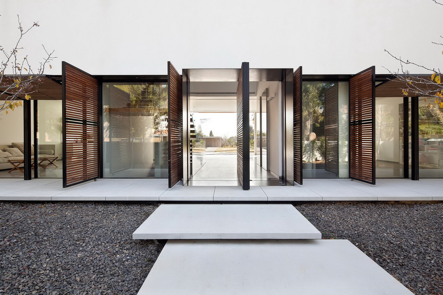 以色列现代百叶窗式住宅，自然光线与户外泳池完美融合-19