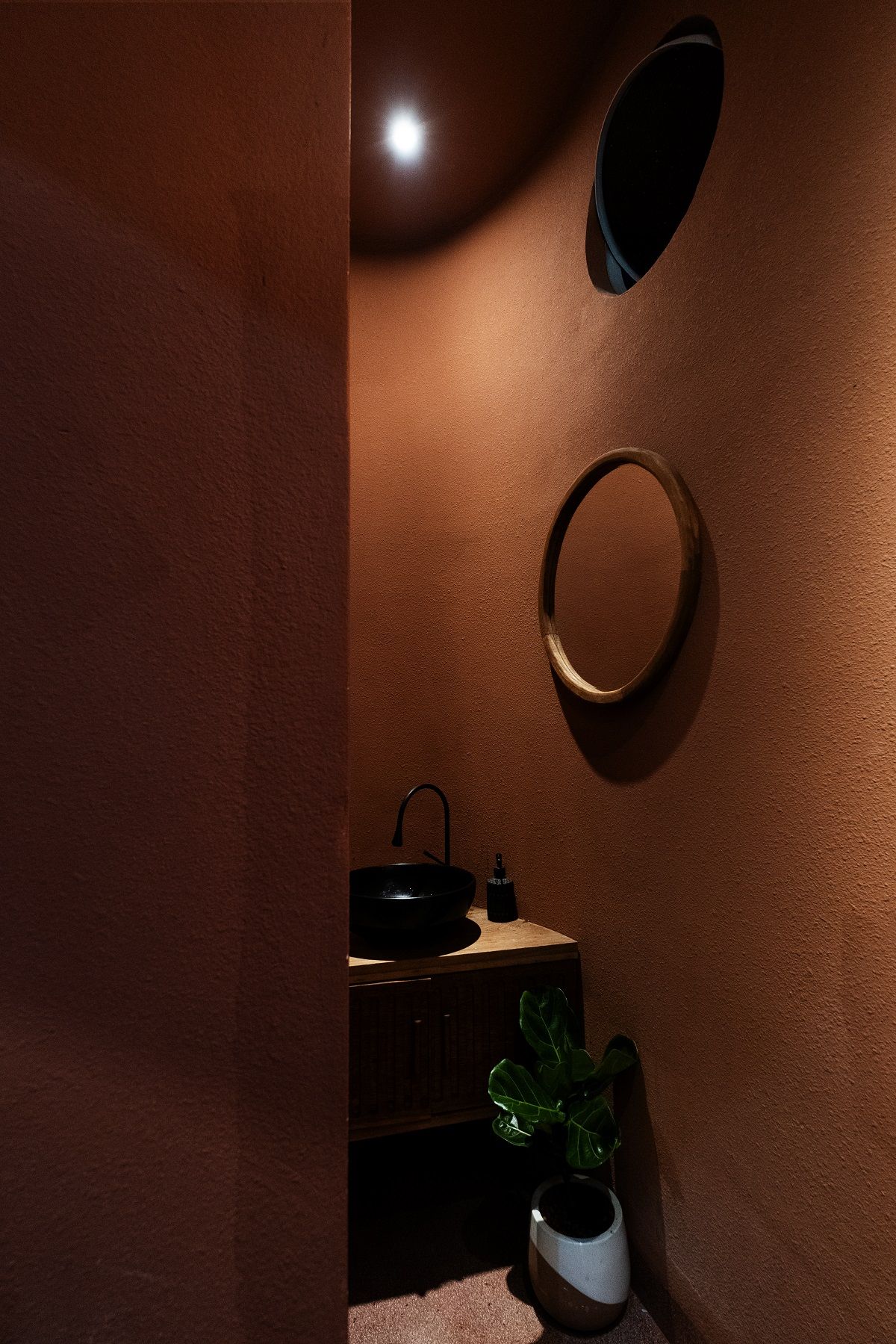 迷你公寓里的 Birmingham 咖啡馆 | 自然光与环保建材的完美融合-22