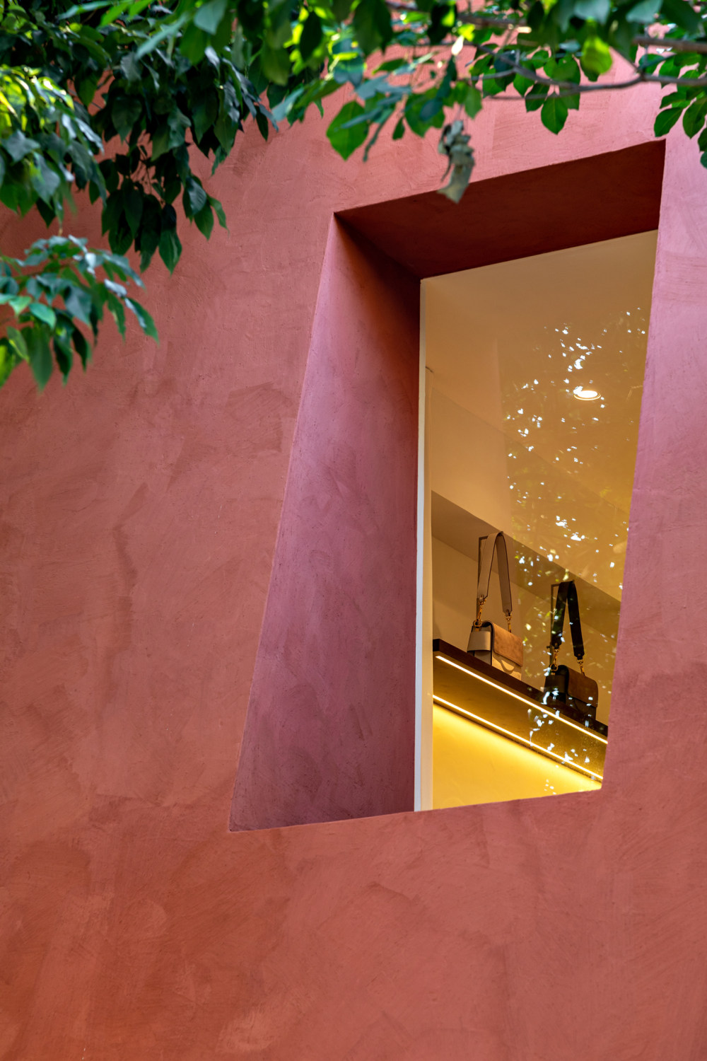 巴西极简皮包店,彰显永恒设计风格-14