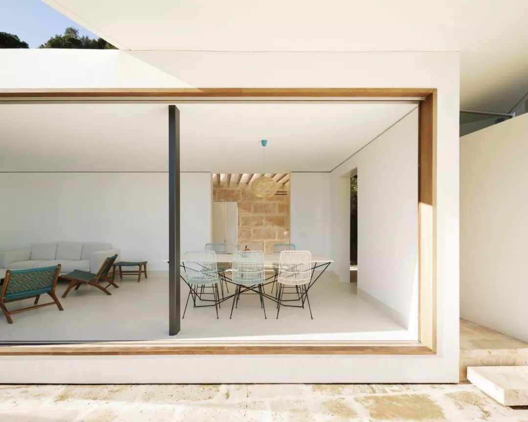 西班牙马略卡岛岩石山坡上的现代方盒子住宅-22