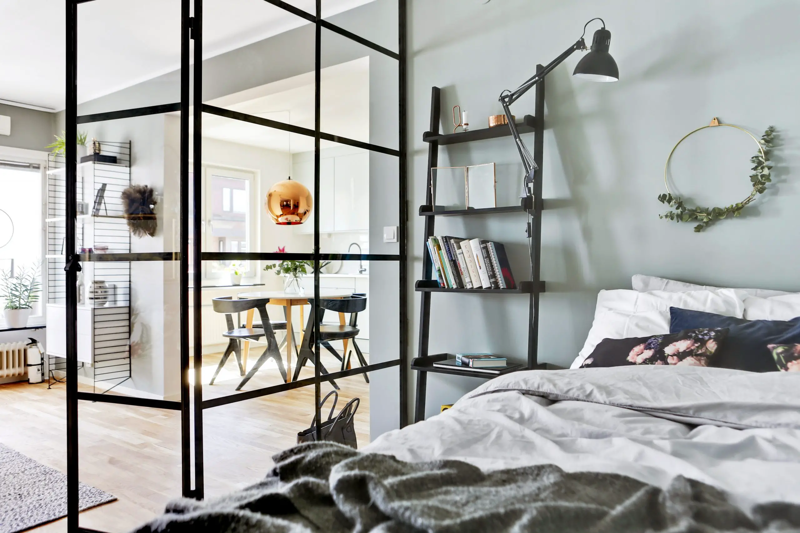 46 平瑞典公寓卧室玻璃隔断设计-10