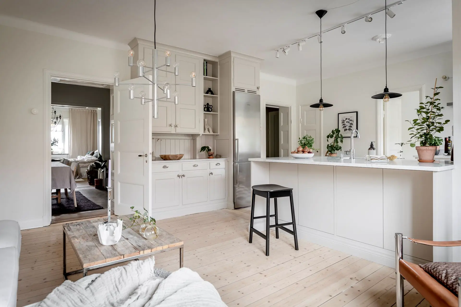 红白棋盘地板 | 古老公寓的现代魅力-12