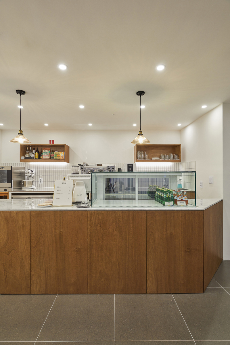 十平米现代白色木质概念咖啡厅-6