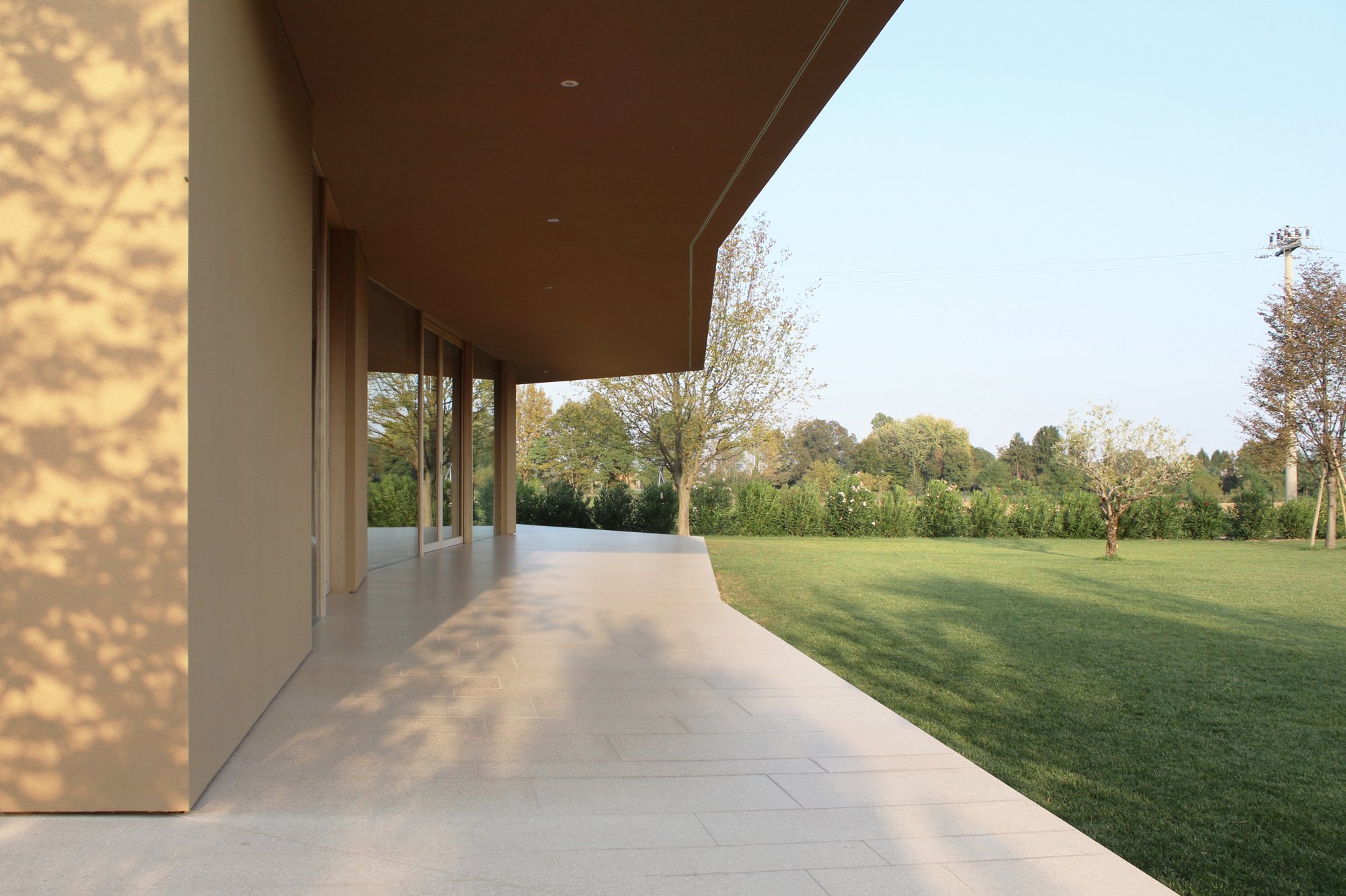 带有一个大门廊的房子丨意大利-14