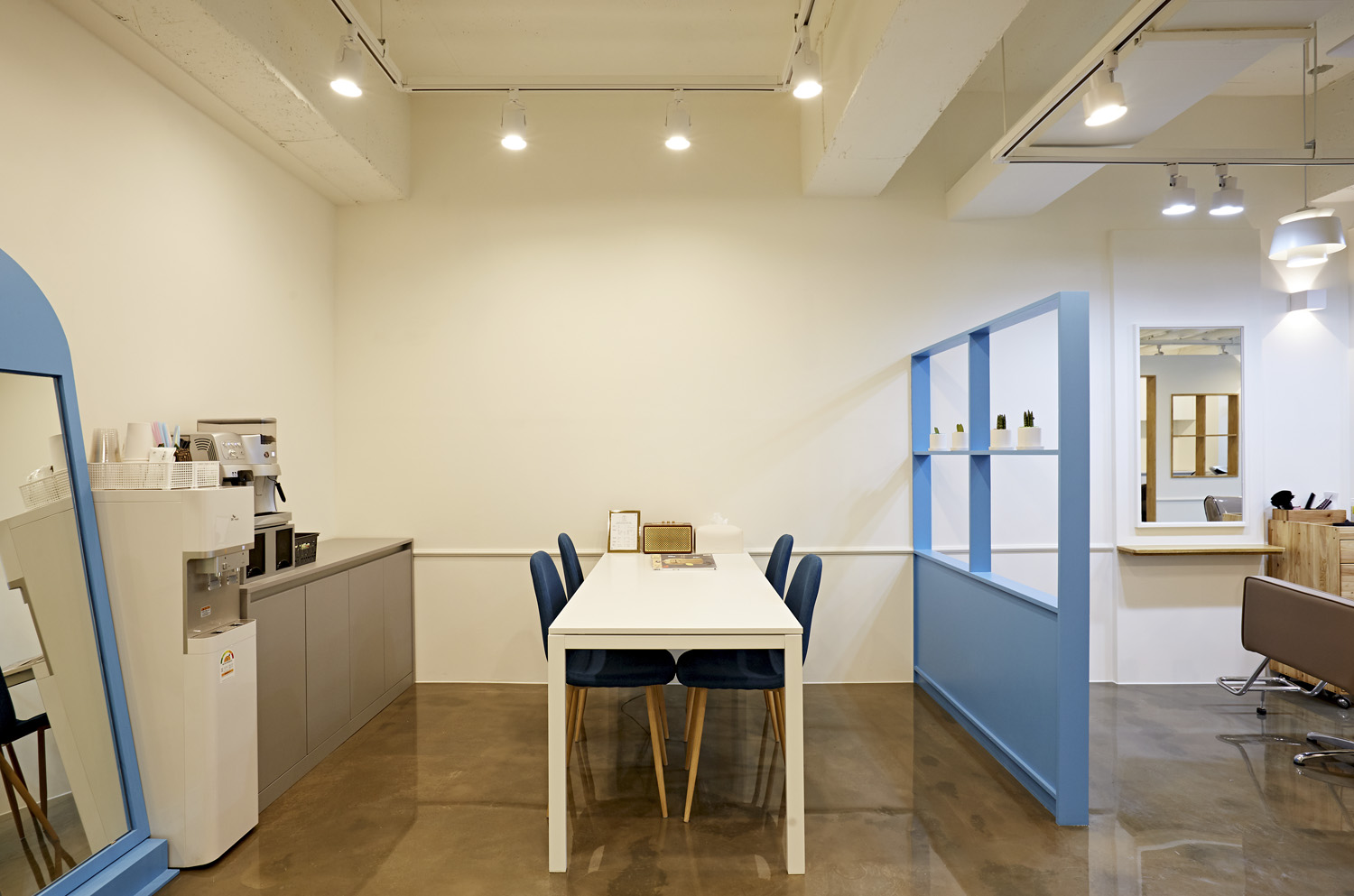 简约清新 15 坪美妆店设计-12