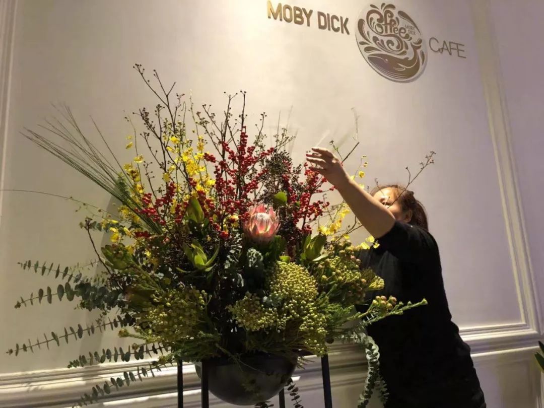 浪漫花艺装点白鲸餐厅,温暖冬日空间-36