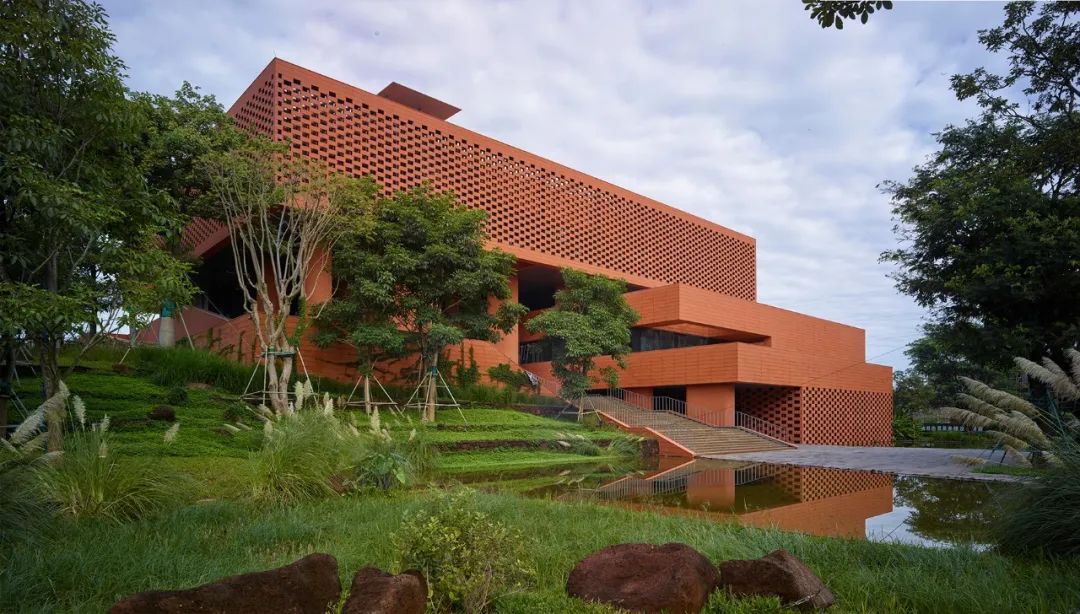 海南生态智慧新城数字市政厅 | 红土、梯田与可持续设计的融合-0