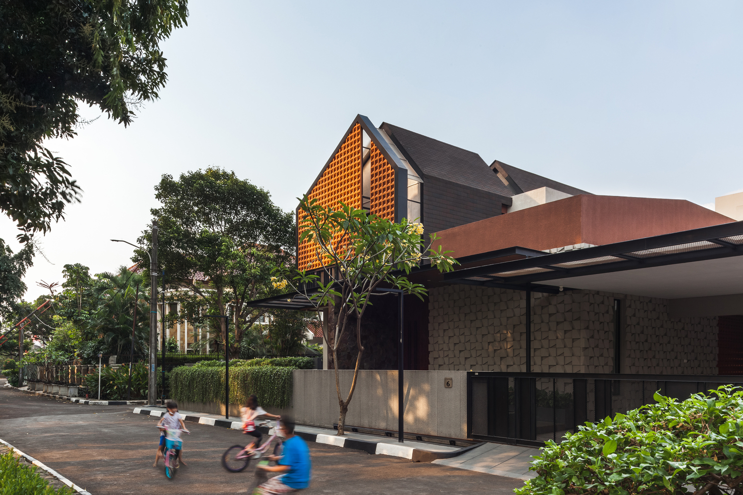 印尼热带现代住宅 | 光之井的绿洲魅力-12